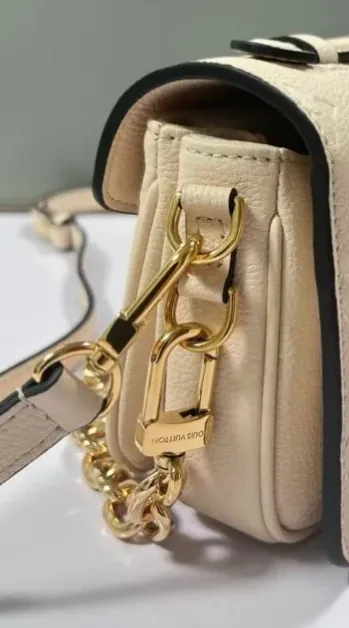 louis vuitton  Pochette Mtis East West