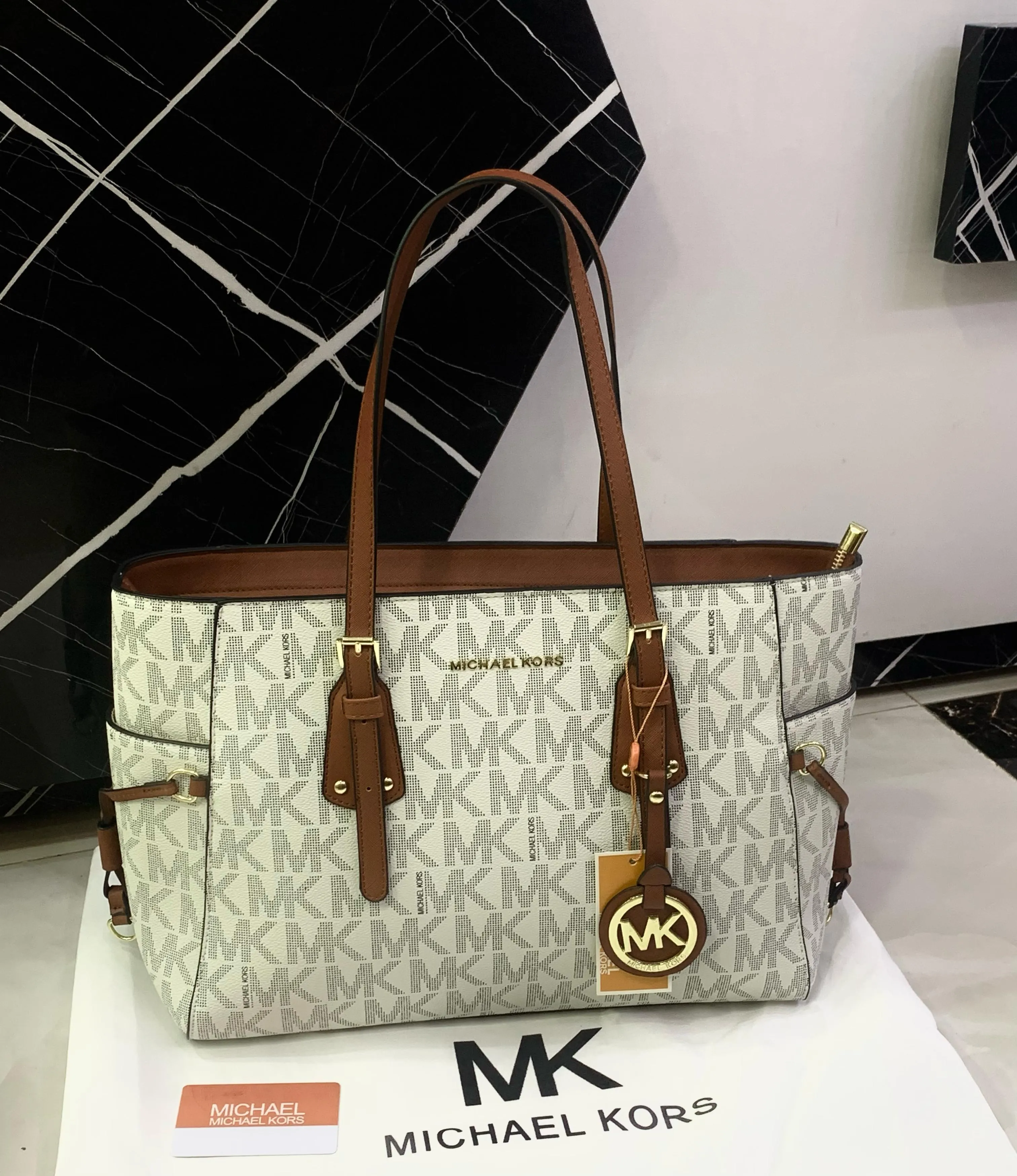 MICHEAL KORS 1-4 PREMIUM VOYAGER White & Black COLOUR TOTE BAG WITH DUST COVER