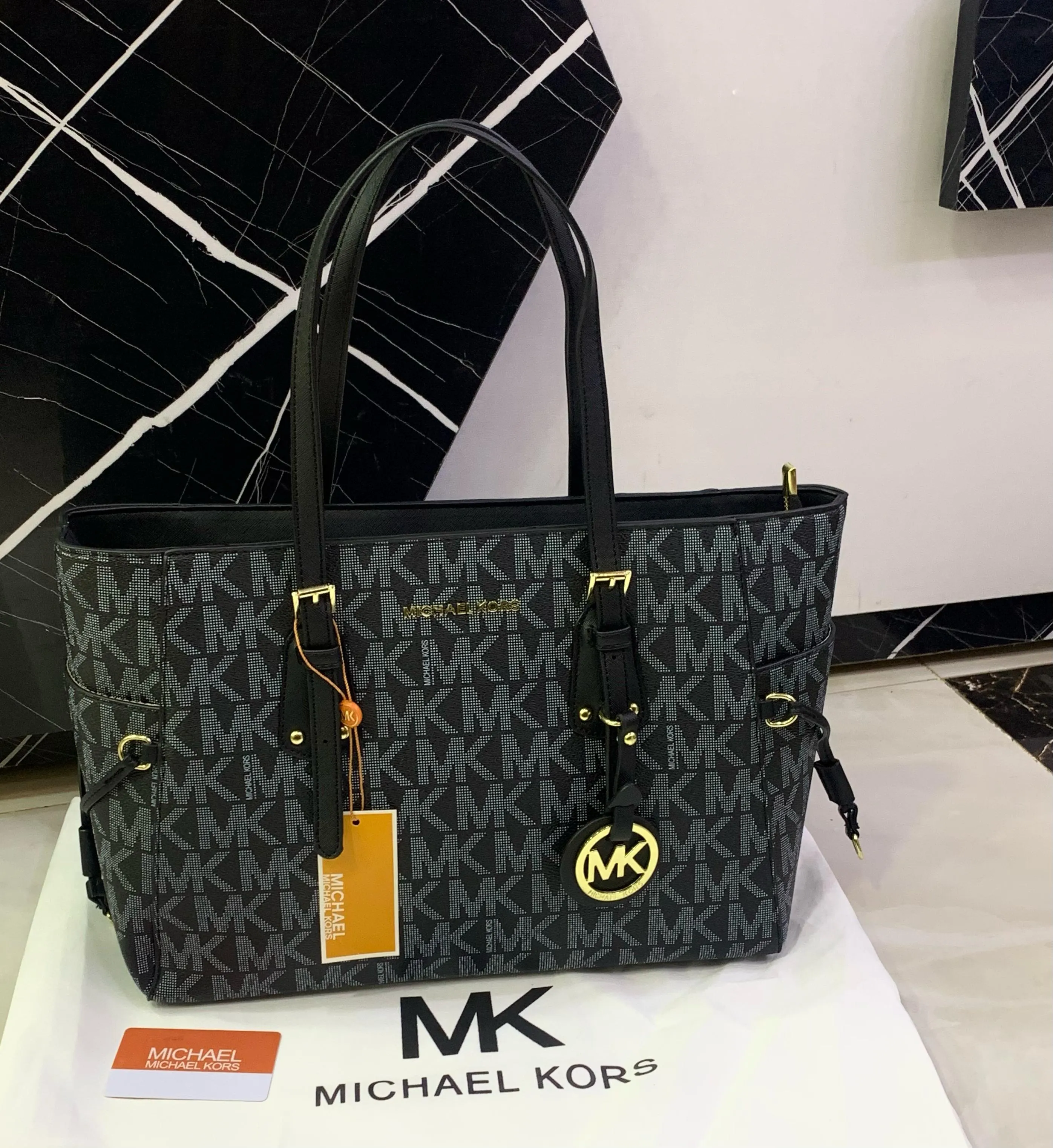 MICHEAL KORS 1-4 PREMIUM VOYAGER White & Black COLOUR TOTE BAG WITH DUST COVER